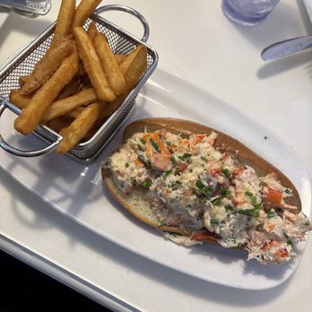 Carneys - Lobster Roll - Cocktail Bars Near Me - Cape May, New Jersey