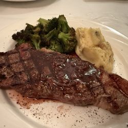The Colington Cafe - Steak and garlic mashed potatoes