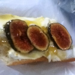 Gastronómica de San Juan - Tapa de queso mascarpone con higos y miel.