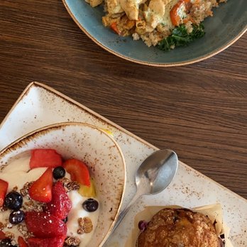 First Watch - Sunrise Granola Bowl Pesto Chicken Quinoa Bowl - Breakfast & Brunch Near Me - Cincinnati, Ohio