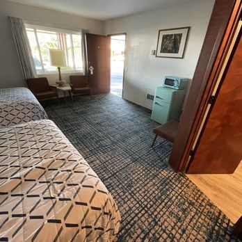 Curly Redwood Lodge - Hotels Near Me - Crescent City, California