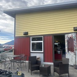 Jen’s Pizzaria - Outdoor seating
