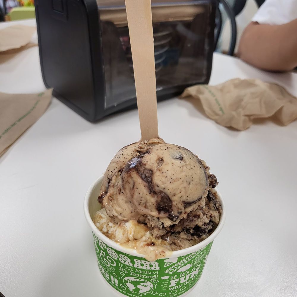 I got the cold brew coffee fudge chip and salted caramel blonde, I haven't been here forever, the associated were very friendly I got the cold brew coffee fudge chip and salted caramel blonde, I haven't been here forever, the associated were very friendly