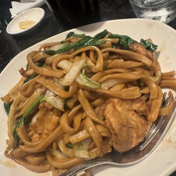 Din Tai Fung - Fried Noodles with Chicken - Shanghainese Near Me - Glendale, California Din Tai Fung - Fried Noodles with Chicken - Shanghainese Near Me - Glendale, California