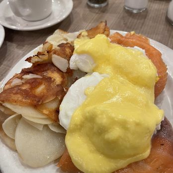 Lou Mitchell's - Breakfast & Brunch Near Me - Chicago, Illinois Lou Mitchell's - Breakfast & Brunch Near Me - Chicago, Illinois