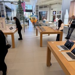 Apple Manhattan Village