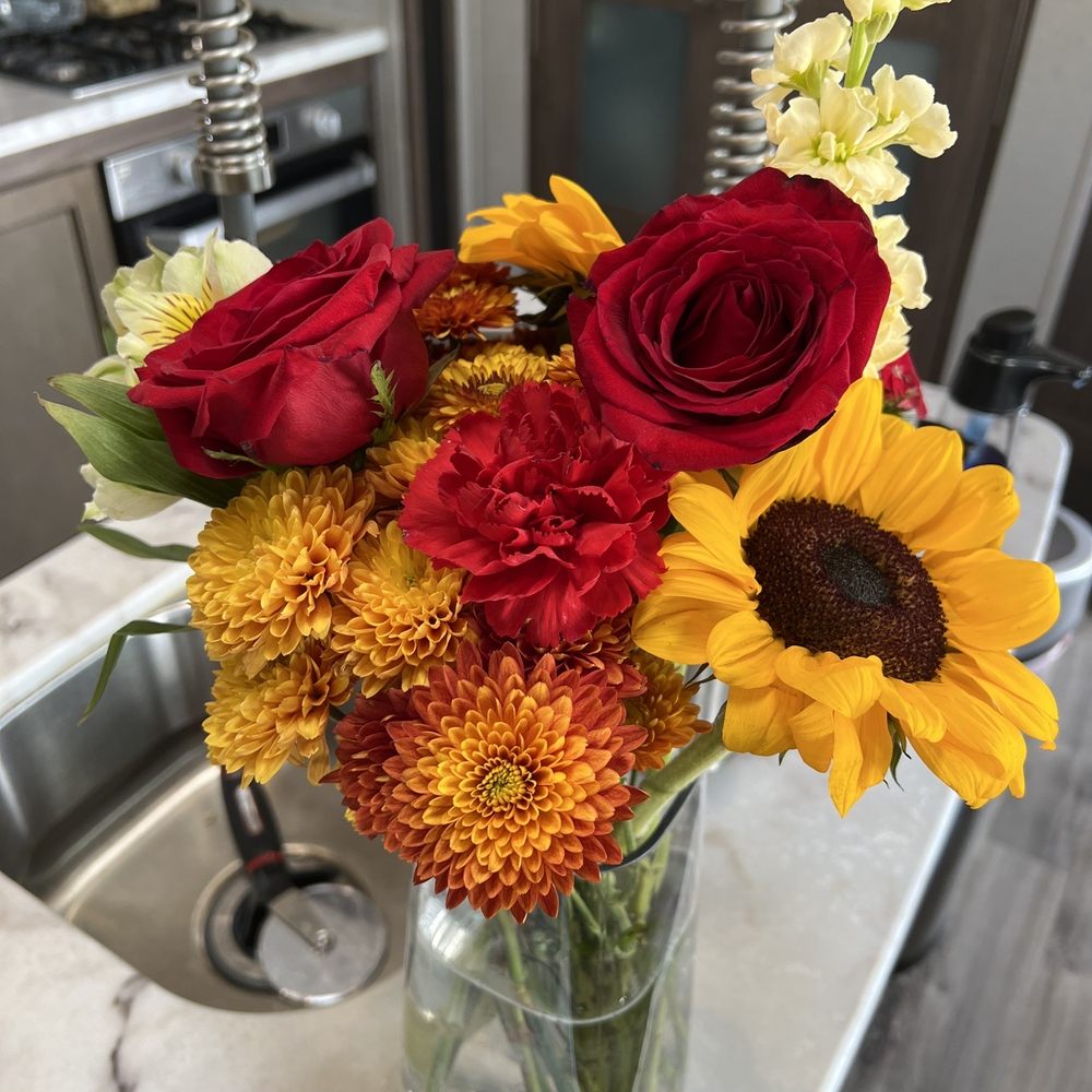 Week old Safeway Floral Arrangement! Still looks amazing Week old Safeway Floral Arrangement! Still looks amazing