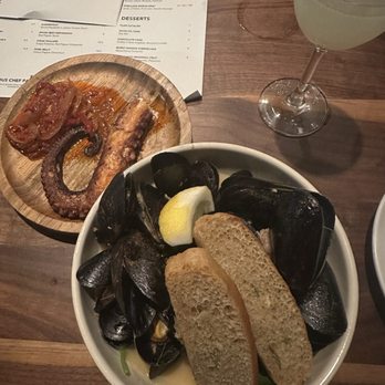 Barcelona Wine Bar - Grilled Pulpo and Mussels - Wine Bars Near Me - Pittsburgh, Pennsylvania Barcelona Wine Bar - Grilled Pulpo and Mussels - Wine Bars Near Me - Pittsburgh, Pennsylvania