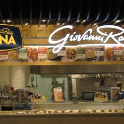 Giovanni Rana - Giovanni Rana in Berlin. Leipziger Platz in der Mall oben.