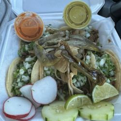Taqueria Rojas - Tripa, bistec, y barbacoa tacos