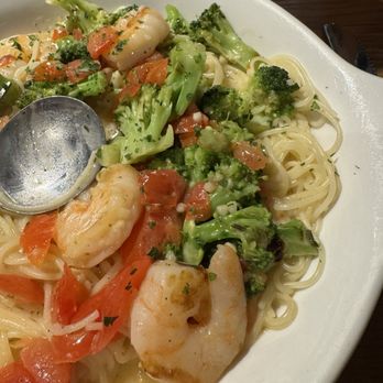 Olive Garden Italian Restaurant - Shrimp Scampi with broccoli instead of asparagus - Italian Near Me - Syracuse, New York Olive Garden Italian Restaurant - Shrimp Scampi with broccoli instead of asparagus - Italian Near Me - Syracuse, New York