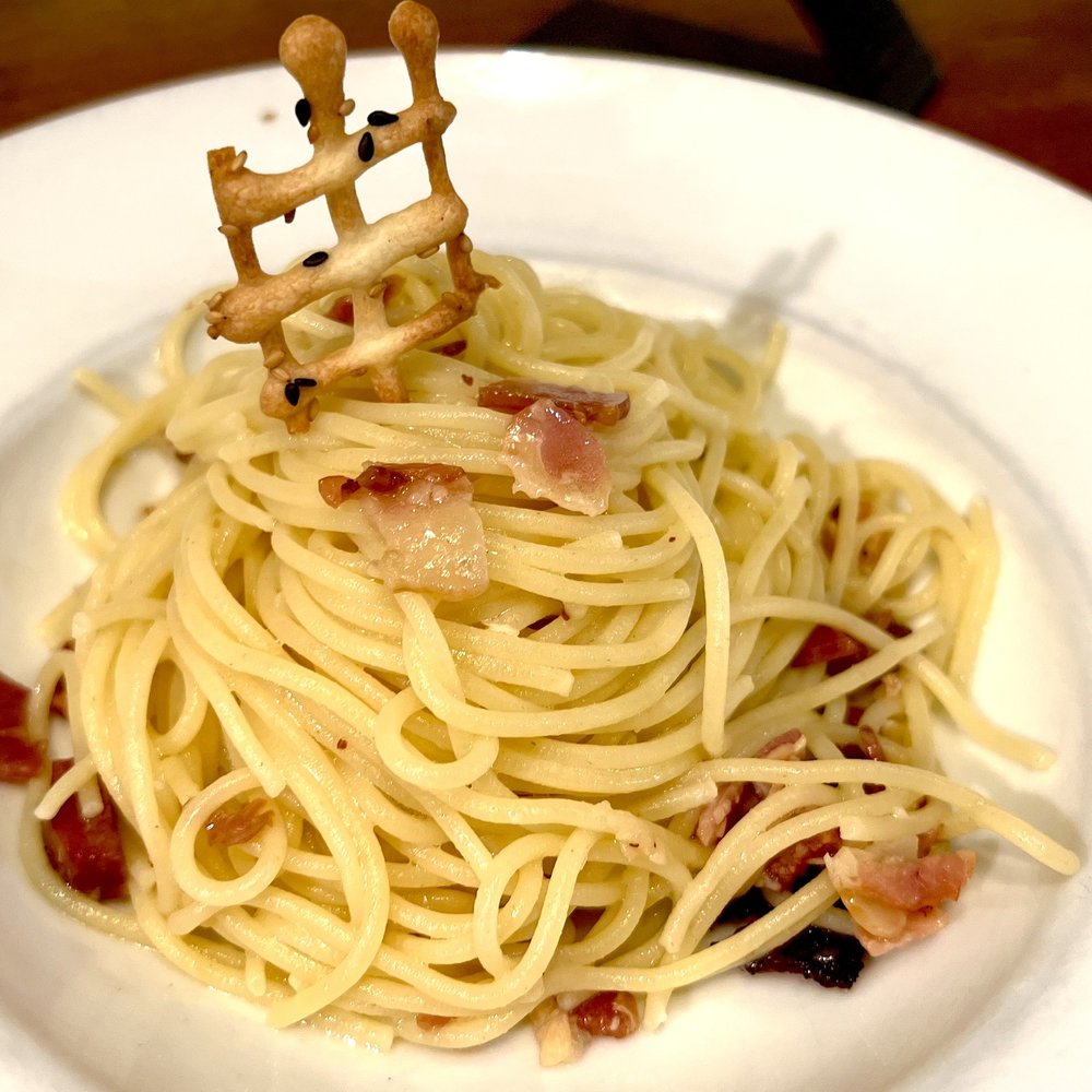 Fresh spaghetti with garlic, olive oil & bacon Fresh spaghetti with garlic, olive oil & bacon