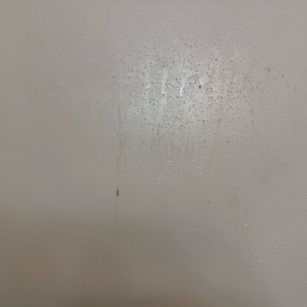 RealJoy Vacations - Dirty bathtub wall - Vacation Rentals Near Me - Destin, Florida RealJoy Vacations - Dirty bathtub wall - Vacation Rentals Near Me - Destin, Florida