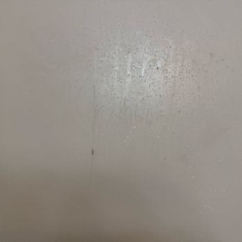 RealJoy Vacations - Dirty bathtub wall - Vacation Rentals Near Me - Destin, Florida RealJoy Vacations - Dirty bathtub wall - Vacation Rentals Near Me - Destin, Florida