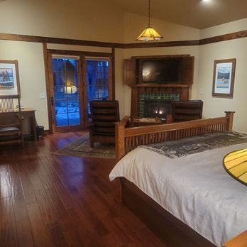 FivePine Lodge & Conference Center - Another cabin view. Clean, comfy, and inviting. - Hotels Near Me - Sisters, Oregon
