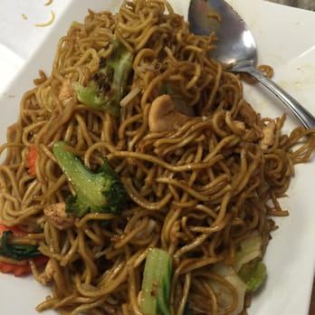 Khun Moo Thai Kitchen - Chicken chow mein - Thai Near Me - Northridge, California