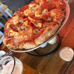 Medium pepperoni , sausage and pineapple Medium pepperoni , sausage and pineapple