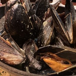 Mama Della's Ristorante - PAN-STEAMED MUSSELS - Garlic, pancetta, pesto green sauce, chopped parsley, garlic crostini.