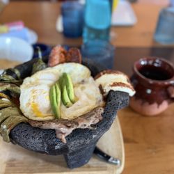 Desayuno en molcajete and café de olla