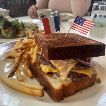 Le Diplomate - The burger no sesame seed bun - Brasseries Near Me - Washington, DC, District of Columbia