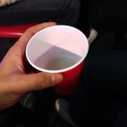 Excelente forma de esperar un lugar, te reciben con una cerveza