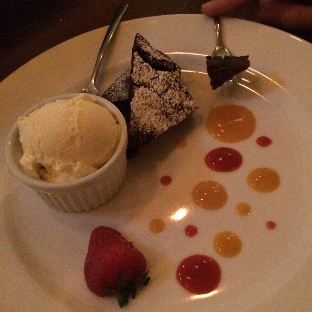 Trumpf oder Kritisch - 6,50€ for this sad portion of chocolate cake! - Bars Near Me - Munich, BY