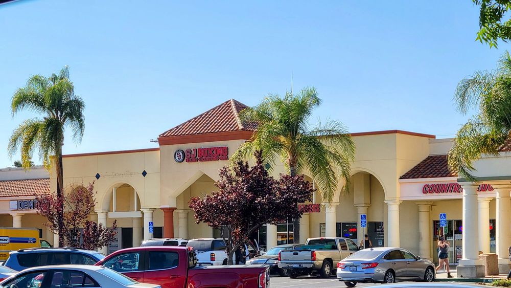 Country Club Villa Shopping Center Logo