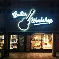 Guitar Workshop - Guitar workshop by night.  Ikke bare kul butikk, men Skandinavias kuleste skilt også