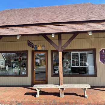 Twisted Vessel Gallery - A CRAPPY GALLERY WITH A SCUMBAG OWNER - Art Galleries Near Me - Pigeon Forge, Tennessee