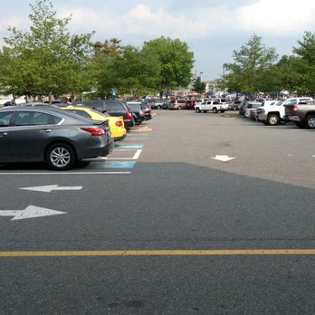 Food Lion - Parking lot is full but the store isn't... - Grocery Near Me - Cornelius, North Carolina