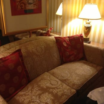 Executive Hotel LeSoleil - Sofa - Hotels Near Me - Vancouver, British Columbia