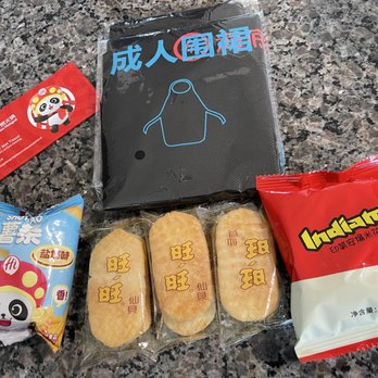 Haidilao Hotpot - Apron, wet wipes and sHnaaackz!  Mmmmm - Chinese Near Me - Arcadia, California
