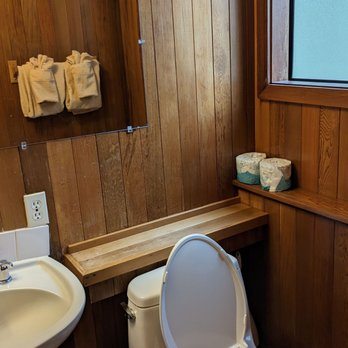 Kula Lodge & Restaurant - bathroom - Breakfast & Brunch Near Me - Kula, Hawaii Kula Lodge & Restaurant - bathroom - Breakfast & Brunch Near Me - Kula, Hawaii