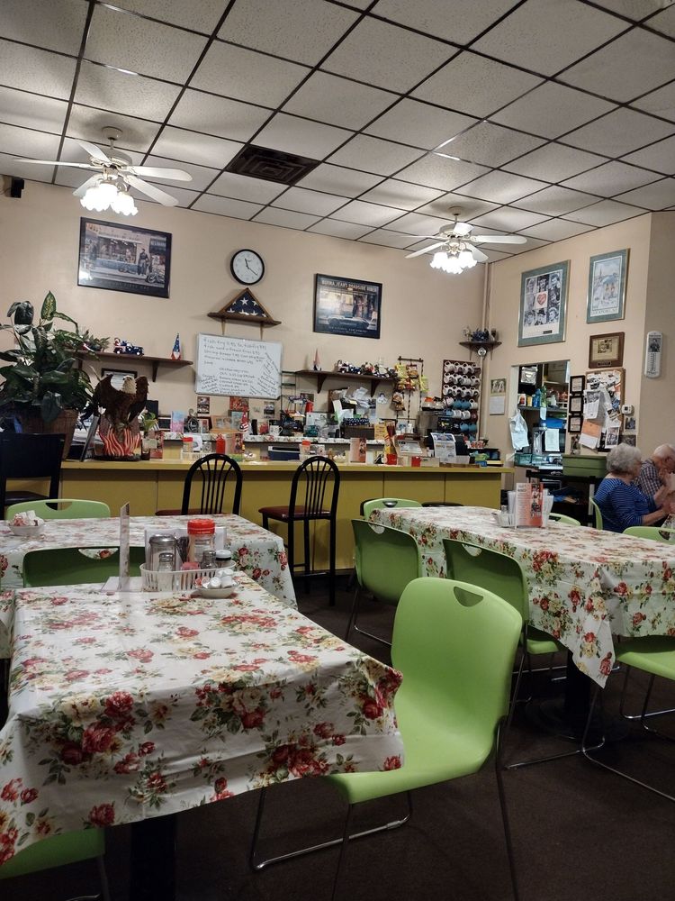 Cousins Cafe Logo