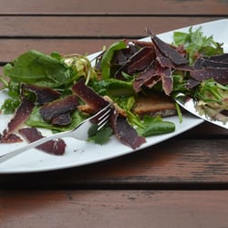Schmelz-Mühle - Schmelz-Mühle | Wildkräutersalat, Hirschschinken & geröstetem Schwarzbrot
