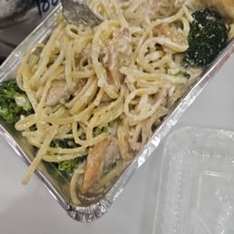 Alfredo sauce with broccoli/chicken Alfredo sauce with broccoli/chicken