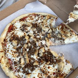 Bootlegger’s - Chicken & Beef Pizza