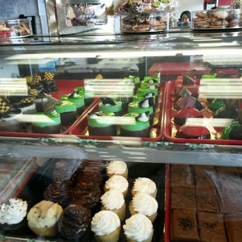 Francesco's Bakery - Mini cakes. Cupcakes. - Bakeries Near Me - Hicksville, New York