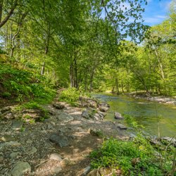 Mountaineer Campground - Access to the river from the campground