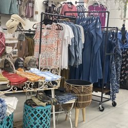 Junktion 101 - Alpine - Gifts, clothing and home decor. Bohemian, denim and funny tee shirts. Sizes range from small to 4X.