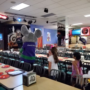 Chuck E. Cheese - Chuck E dancing with the kids - Pizza Near Me - Honolulu, Hawaii