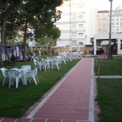Nit i Dia - Acabo de pasar por delante,y me ha sorprendido! Tiene piscina y el cubo de 7 heineken a 10 euros!