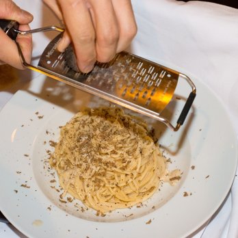 Ristorante Kaisertempel - Spaghetti aus dem Parmesanlaib mit schwarzem Trüffel - German Near Me - Eppstein, HE Ristorante Kaisertempel - Spaghetti aus dem Parmesanlaib mit schwarzem Trüffel - German Near Me - Eppstein, HE