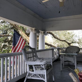 Grandiflora Bed & Breakfast - Upper deck, great for morning coffee and nightcap! - Bed & Breakfast Near Me - Laurel, Mississippi