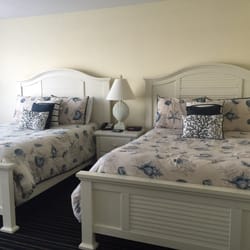 The Surf and Sand Oceanside Motel - Two queen beds, run of the mill bed n bath appointments