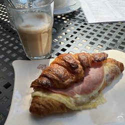 Le Pain Quotidien - Ham and cheese croissant