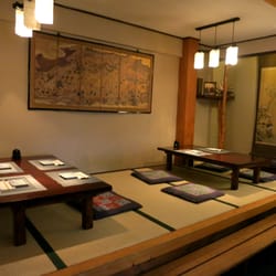Akitsu - sit on the tatami mats