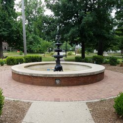 Irvington Circle Park - Nice water fountain in the middle of the park