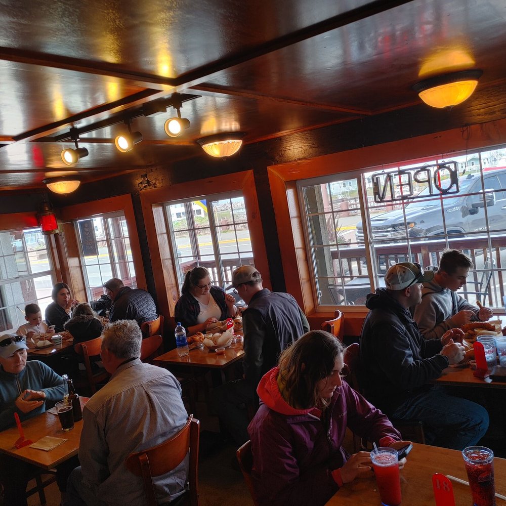 Bennett's Fish Shack - a large group of people eating - Fish & Chips Near Me - Westport, Washington Bennett's Fish Shack - a large group of people eating - Fish & Chips Near Me - Westport, Washington