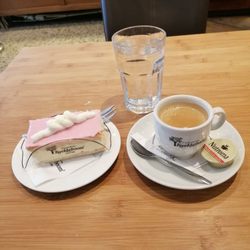 Kwekkeboom Patisserie - Tompouce, Water, Koffie